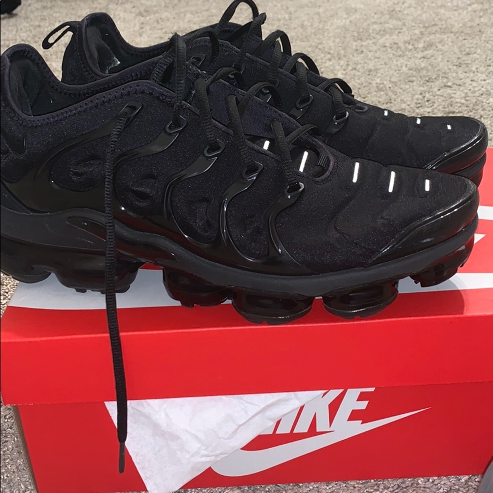 black Nike Air Vapormax Plus